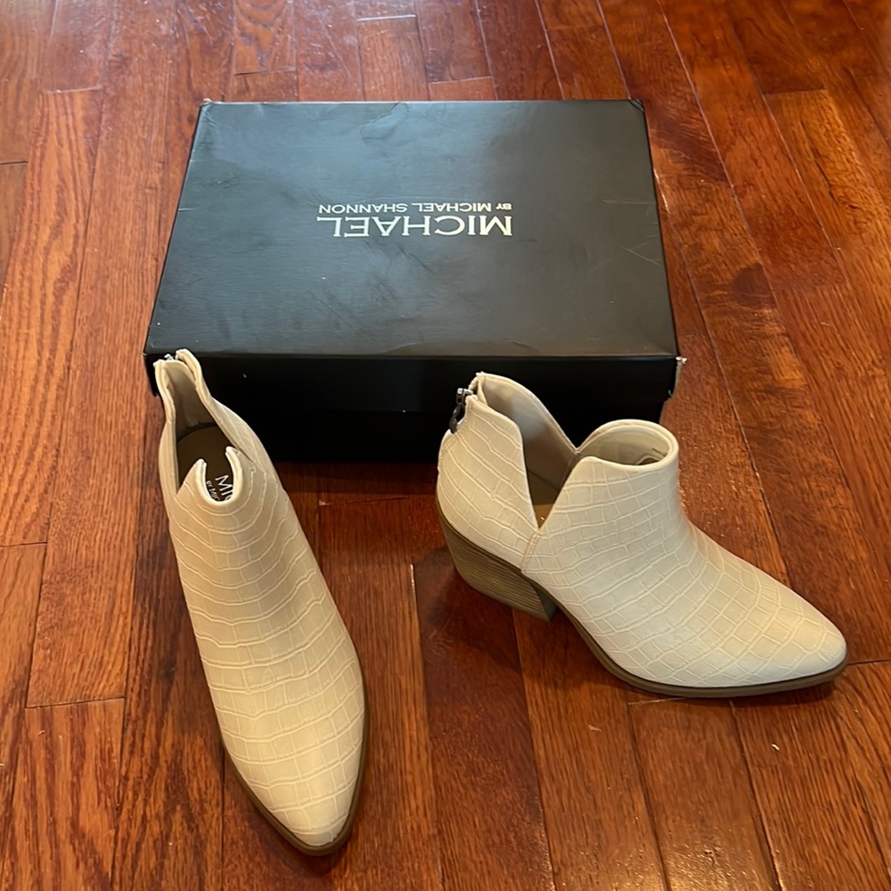 Size 7 women’s ankle boots Aubrey ivory. New with box. Never worn